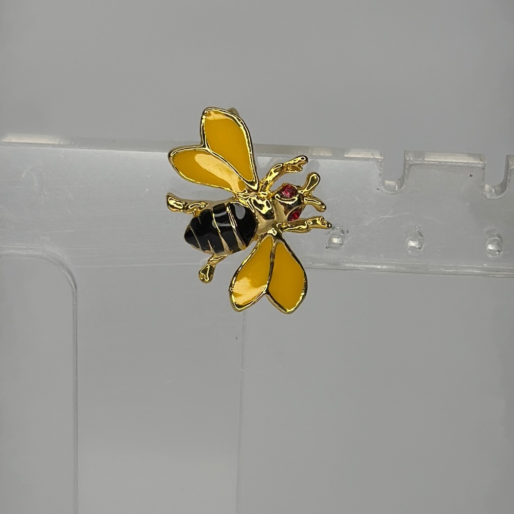 Elegant Gold Bee Brooch